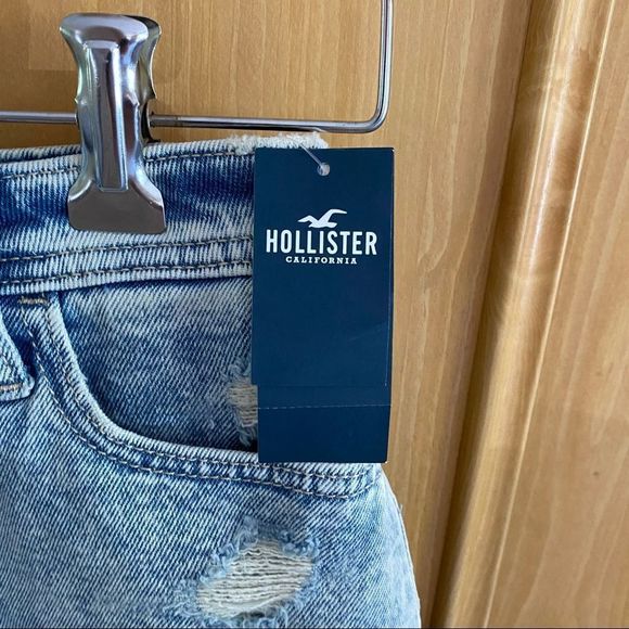 Hollister • Curvy Ultra High Rise Mom Shorts in Distressed Acid Wash - Picture 3 of 14
